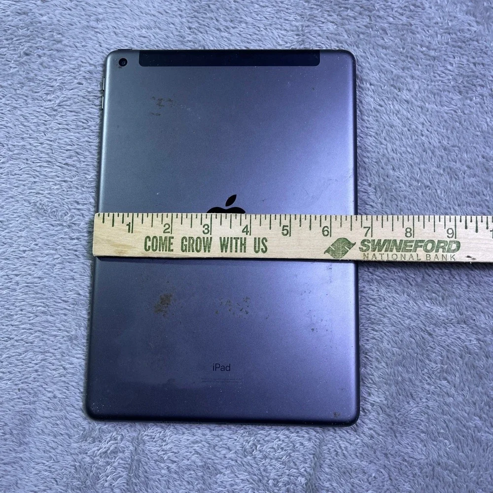 Apple iPad 7th Gen Black WiFi Cracked Screen For Parts Repair Only‎ Not Working
